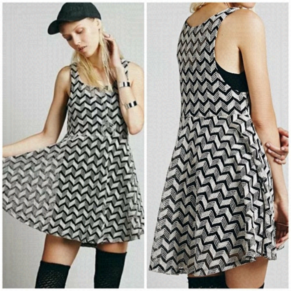 FREE PEOPLE Dizzy Daydream Black & White Chevron Twirly Knit Tunic Boho Dress - Picture 1 of 11